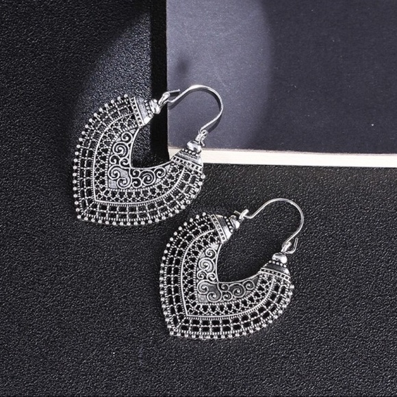 Antiqued Boho silver tone earrings - Picture 6 of 8